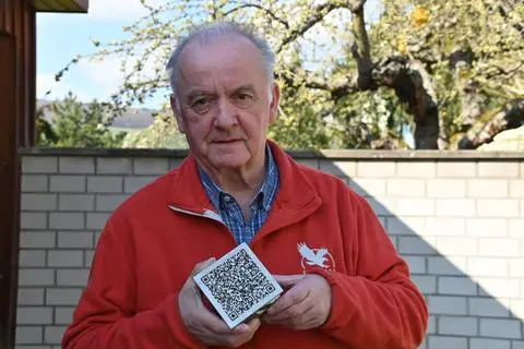 Hermann-Josef Gundlach, Erster Vorsitzender des Arbeitskreises Jüdisches Bingen, zeigt den ersten QR-Stein, der am 26. April in Büdesheim neben dem dazugehörigen Stolperstein verlegt wird. Jochen Werner