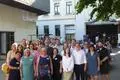 Das Team der VHS mit Oberbürgermeister Thomas Feser vor dem sanierten Gebäude.