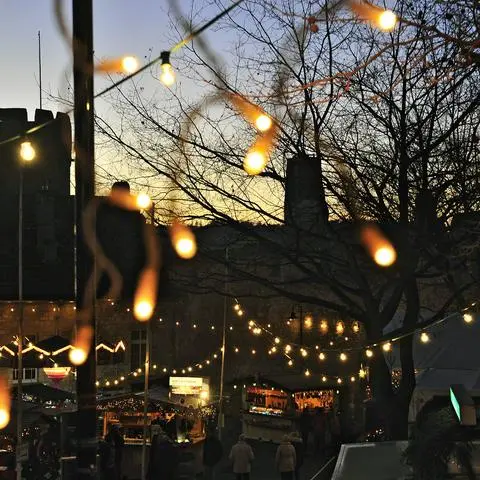 Der Weihnachtsmarkt an der Burgkirche findet am zweiten, dritten und vierten Adventswochenende statt. 