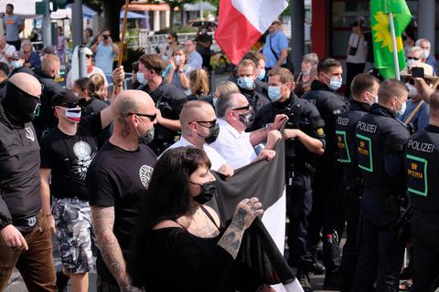 Bei ihrem bislang letzten Besuch in Ingelheim am 21. August 2021 durften die Rechtsextremisten, ständig flankiert von Gegendemonstranten und Polizeibeamten, nur eine kleine Runde durch die Innenstadt drehen.      Foto: Frank Schmidt-Wykv