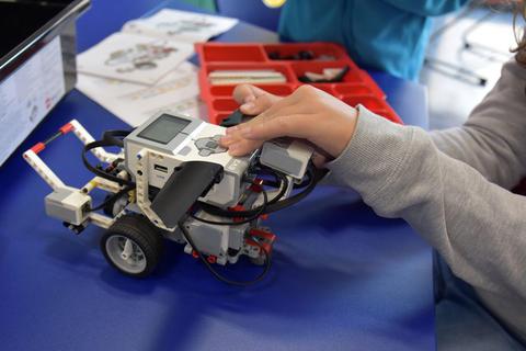 Im Rahmen des „MINTplus“-Projektes an der Kaiserpfalz-Realschule plus werden Schüler im Unterricht zu Ingenieuren und Tüftlern. Doch die finanzielle Unterstützung seitens der Stadt dafür steht in der Kritik. Foto: Kaiserpfalz-Realschule plus