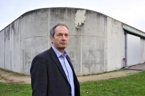 Uwe Rau Hinter hohen Mauern: Angst und Hoffnung in der Abschiebehaft Ingelheim