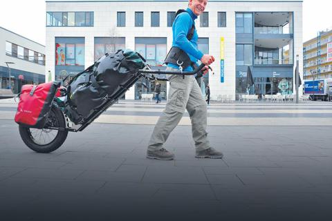Gut 30 Kilo Gepäck trägt der Monowalker, der Stefan Spangenberg auf seiner Pilgerreise begleiten wird.Foto: Thomas Schmidt  Foto: Thomas Schmidt