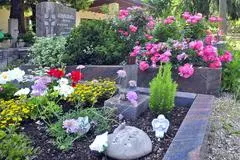 Grabschmuck, wie es ihn zum Beispiel hier auf dem Friedhof in Ober-Ingelheim gibt, wird regelmäßig gestohlen.