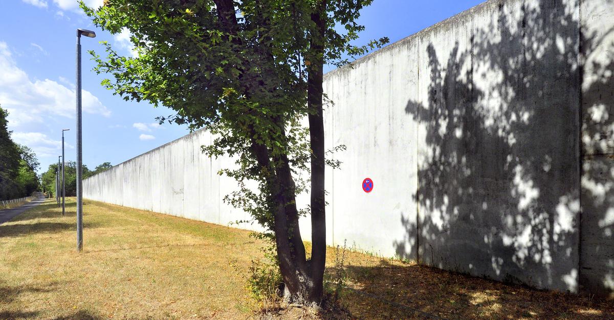 Hunger strikes in Ingelheim deportation detention center: Interior ...