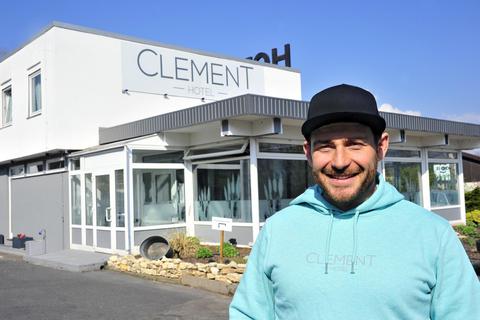 Seit einem Jahr betreibt Steffen Clement sein Hotel „Clement“ in Heidesheim. Die Corona-Maßnahmen kann er nachvollziehen, sind für ihn aber auch enorm herausfordernd. Er hofft auf Lockerungen. Foto: Thomas Schmidt