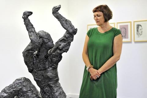 Susan Geel mit ihrer Skulptur „Insektenfrau“ aus Terracotta. Foto: Thomas Schmidt