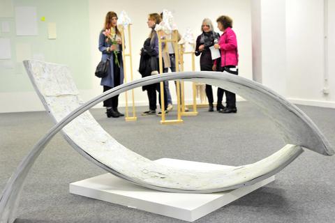 Studenten-Ausstellung beim Kunstverein. Vorne zu sehen ist der „Kühlschrank“ von Lea Krämer. Foto: Thomas Schmidt