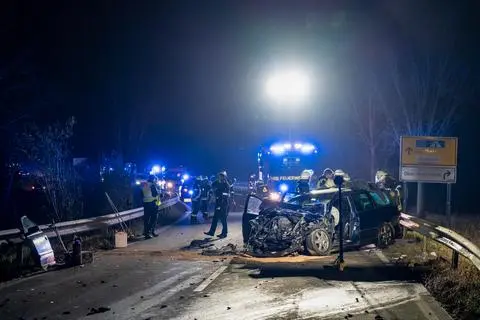 Das Auto wurde bei der Frontalkollision mit dem Linienbus schwer beschädigt.