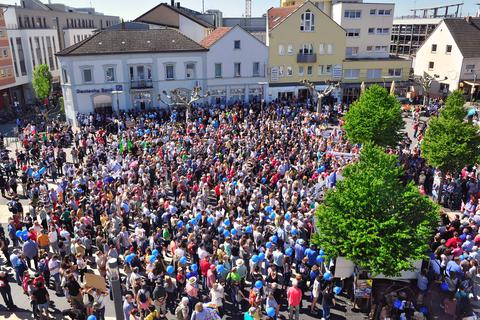 Voller Stadtplatz bei der Demo gegen Rechts in Ingelheim.  Foto: Thomas Schmidt
