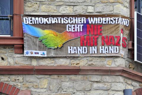 An vielen Stellen zeigt Ingelheim Gesicht gegen Neonazis - hier in Form eines an die Adresse der "Montagsspaziergänger" gerichteten Banners, das noch immer über dem Eingang des Cafés "Peter & Silie" in der Bahnhofstraße hängt.