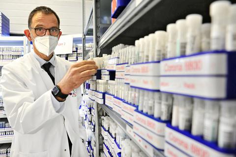 Geschäftsführer Oliver Harzer im PCR-Probenarchiv von Bioscientia.     Foto: Thomas Schmidt
