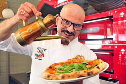 Ein Meister des Pizzabackens: Francesco Lalazzo. Foto: Thomas Schmidt