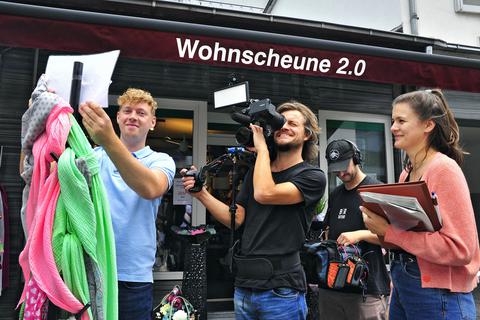 Jungunternehmer Jens Zeller mit dem ZDF-Filmteam vor der Wohnscheune 2.0 in der Ingelheimer Bahnhofsstraße.