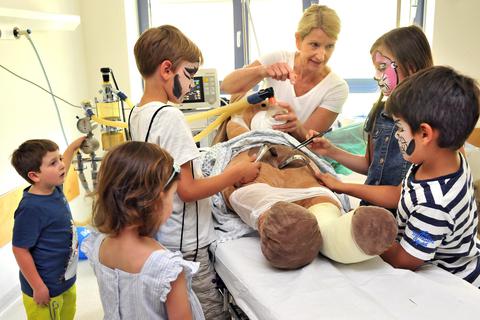 Beim Tag der offenen Tür im Ingelheimer Krankenhaus waren die Kinder beteiligt, als ein „Patient“ nach einer Bonbon-Überdosis operiert werden musste. Foto: Thomas Schmidt