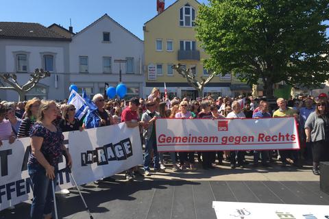Schon gegen 13.30 Uhr am Karsamstag war der Sebastian-Münster-Platz voller Menschen, die gemeinsam gegen Recht Gesicht zeigten. Foto: Helena Sender-Petry