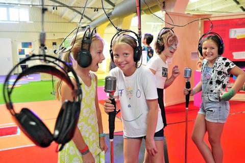 Großen Andrang bei der MiMa gibt es zeitweise an den drei Mikrofonen, mithilfe derer die Kinder ihre Stimme verzerren können. Thomas Schmidt