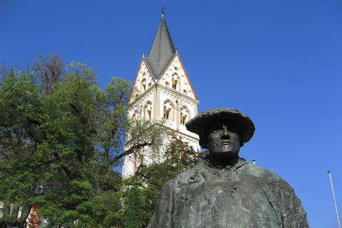 Die von Karlheinz Oswald geschaffene Bronzestatue vor der Remigiuskirche zeigt Sebastian Münster. Archivfoto: Karl Schneider