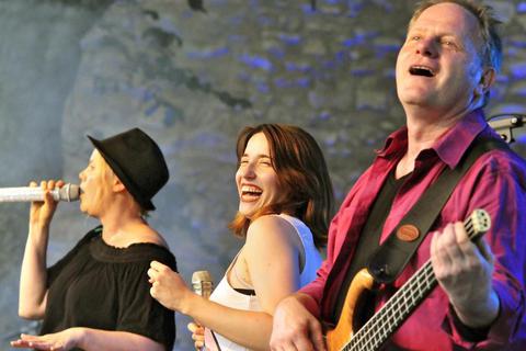Die Band „From da Soul“ bringt bei der Lions Summer Night mit Rockklassikern das Publikum an der Burgkirche in Bewegung. Foto: Thomas Schmidt   Foto: Thomas Schmidt 