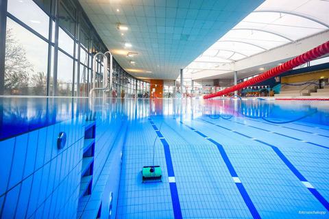 Ob das Regionalbad Rheinwelle in Gau-Algesheim um einen Anbau mit 25-Meter Sport- und Lehrschwimmbecken erweitert wird, oder ob Im Blumengarten ein ganz neues Hallenbad gebaut werden soll, ist immer noch nicht final entschieden. Foto: Sascha Kopp