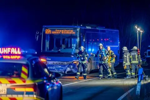 Am Dienstagabend, 04.02.2025 kam es gegen 19:15 Uhr zu einem schweren Busunfall in Ingelheim am Rhein. Ein Personenwagen kollidierte mit einem Linienbus. Ein Trümmerfeld überzieht die Fahrbahn. Mehrere Insassen im Bus und im PKW wurden durch den Zusammenstoß verletzt. Nach bisher vorliegenden Informationen soll es vier Verletzte geben. Feuerwehr, ein Rettungshubschrauber, vier Rettungswagen und zwei Notärzte kümmern sich um die Unfallopfer. Die Polizei hat den Bereich um die Unfallstelle weiträumig abgesperrt.