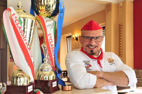 Der Pizzabäcker Francesco Ialazzo belegte mit all seinen sieben Pizzen den ersten Platz bei der 18. Weltmeisterschaft der Pizzabäcker in Neapel.  Foto: Thomas Schmidt