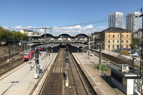 Leergefegte Bahnsteige in Mainz: Wo normalerweise Hunderte Pendler und Urlauber stehen, finden sich nun nur wenige Passagiere.  Foto: Michael Bermeitinger