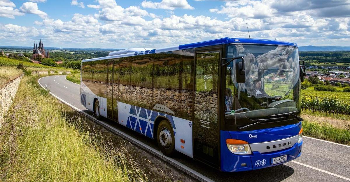 Busfahrer lässt Kundin wegen einer Papierrolle stehen