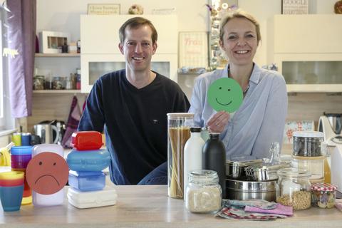 Rebecca und Florian Koss zeigen noch einmal Utensilien und Lebensmittel, die sie während des  „Plastikfrei“-Versuchs und dann auf dauer aus der Küche verbannt haben. Foto: hbz/Stefan Sämmer