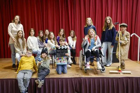 Die Schauspieler fiebern der Aufführung des aktuellen Theaterstücks „Die Schule des abgrundtief Bösen“ entgegen. Momentan sind sie noch fleißig am Proben.
