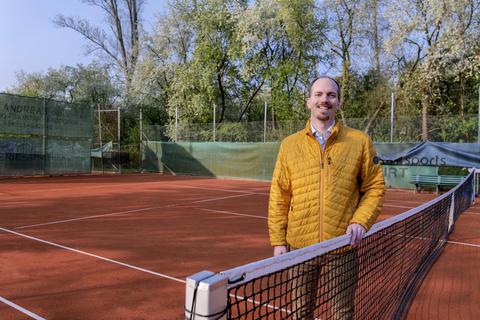 Nils-Oliver Freimuth möchte die bestehende Tennis- und Sportanlage in Bodenheim um ein Hallenbad erweitern. Foto: hbz/Stefan Sämmer
