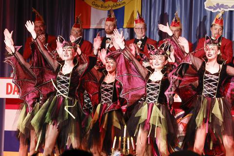 Das Ballett „Boom“ der Fidelen Brüder flattert als Fledermäuse bei der Fremdensitzung durch die „Bischemer Hall“. © hbz/Stefan Sämmer