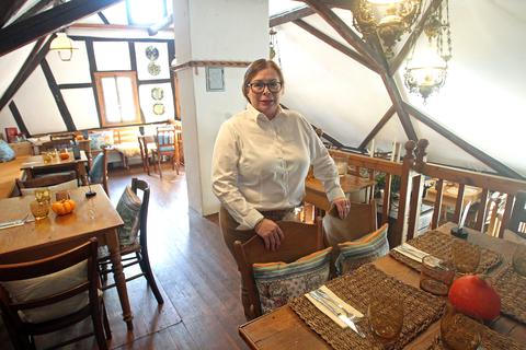 Die Harxheimer Weinstube in der Enggasse hat mit Martina Herzog eine neue Pächterin. Sie bringt 47 Jahre Erfahrung in Gastronomie und Hotellerie mit.