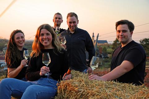 Die Nackenheimer Jungwinzer Jasmin Lorch, Ann-Katrin Ark, Niclas Imruck, Dominic Schmitz und Johannes Binz (von links) haben zum Ortsjubiläum einen Wein kredenzt. Archivfoto: Martin Imruck