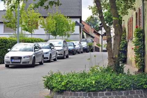 Die Schillerstraße zählt zu den Straßen, auf die jetzt zum Parken ausgewichen wird, seit in der Hauptstraße Knollen verteilt werden. Doch auch hier ist es eng. Foto: Schmidt