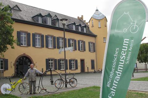 Über Ostern lädt Professor Rösch in das Rheinhessische Fahrradmuseum nach Gau-Algesheim mit einer Sonderausstellung zum 200. Geburtstag des Fahrrades ein. Fotos: Friedel Jouaux   Foto: 