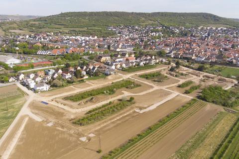 Aus der Luft hat Armin Kleisinger das Baugebiet „In der Eichenbach“ in Gau-Algesheim fotografiert. Auf fünf Hektar entstehen Ein- und Mehrfamilienhäuser. 