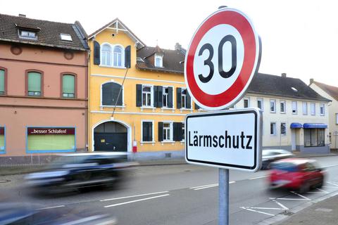 Die Schilder in der Ockenheimer Straße, die auf die neue Höchstgeschwindigkeit hinweisen, sind nicht zu übersehen. Foto: Schmidt