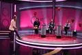 Anna Baumgärtner (links) als Kandidatin auf der Bühne der SAT.1-Show „Dating Game“ mit ihren Mitstreiterinnen und Moderator Jörg Pilawa. Ob‘s in Sachen Liebe geklappt hat, erfährt das Fernsehpublikum bei der Ausstrahlung von „Dating Game“ am Vorabend des Valentinstages – am Montag, 13. Februar, ab 20.15 Uhr auf SAT.1
