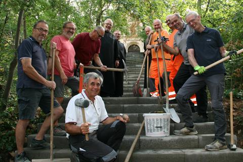Aktive Rentner Ockenheim: An 23 Nachmittagen hat das 2020 neu zusammengesetzte Team 50 Stufen hinauf zum Kloster Jakobsberg erneuert. Foto: Christine Tscherner