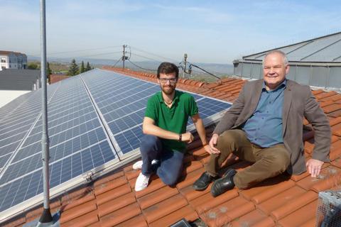 VG-Bürgermeister Dieter Linck (rechts) unterstützt Klimamanager Dorian Depué bei seinen Bemühungen um Einsparungen beim Strom – und somit bei der Kostensenkung für die Ortsgemeinden.Fotos: VG, Schmidt   Foto: 