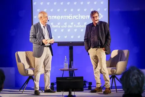 Béla Réthy (rechts) stellt sich den Fragen von Moderator Peter Kaadtmann.