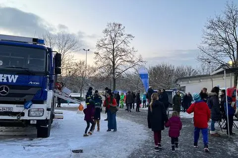 Besucherinnen und Besucher beim Blaulichttag in Nieder-Olm.