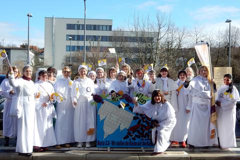 Als Päpstinnen verkleidet, läuft die Maria 2.0-Gruppe beim Mainzer Rosenmontagszug am 20. Februar mit. Erste närrische Erfahrungen sammelten die "Päpstinnen" vor drei Jahren beim Umzug in Nieder-Olm - dabei entstand das Foto.