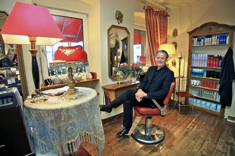 Friseur Berthold Breitmann in seinem Salon mit der besonderen Atmosphäre, den er seit 23 Jahren führt. Foto: hbz/Michael Bahr