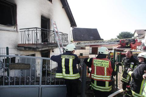 Beim Gebäudebrand in Essenheim waren auch Kollegen aus benachbarten VGs und der Mainzer Berufsfeuerwehr unterstützend im Einsatz. Foto: hbz/Judith Wallerius