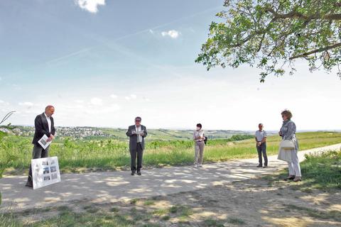 Auf der Wiese im Rücken der Gruppe wird die Kapelle entstehen (v.l.): Architekt Roland Effgen, Stifter Peter E. Eckes, Erste Beigeordnete Elke Tautenhahn, Werner Dahmen und Ruth Eckes. Foto: hbz/Michael Bahr