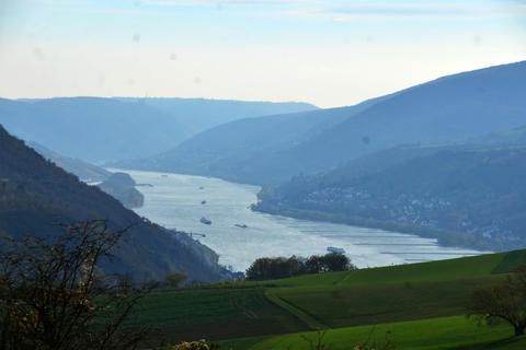 Von der Grillhütte Henschhausen aus kann man diesen fantastischen Blick auf den Rhein genießen. Foto: Jochen Werner