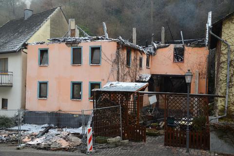 Bis auf die Grundmauern heruntergebrannt steht die Haushülse in Manubach da. Foto: Jochen Werner