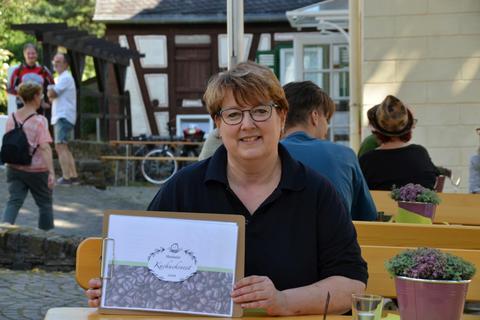 Carolin Orth hat ihren Traum vom Dorfcafé in Manubach verwirklicht und bietet ab sofort samstags und sonntags ab 14 Uhr Kaffee und Kuchen in ihrem „Kuckucksnest“ an. Foto: Jochen Werner